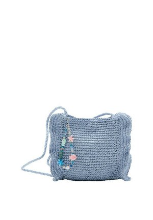 Sac bandoulière tissé bleu clair avec des bords festonnés et un pendentif décoratif en perles présentant des fleurs et des poissons.