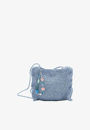 Geantă tip crossbody țesută, albastru deschis, cu margini ondulate și un charm decorativ cu mărgele cu flori și pești.