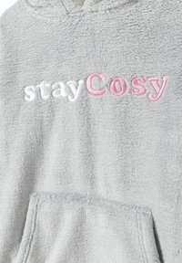 Hooded šedá fleecová mikina s bielym a ružovým vyšívaným nápisom "stayCosy" a prednou kapsou; mäkká textúra, ležérny dizajn.