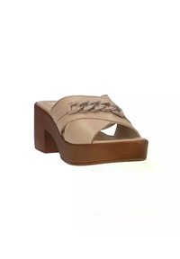 Sandal in beige con tacco a blocco spesso marrone. Presenta un dettaglio intrecciato sulla parte anteriore e un design open toe. Texture liscia.