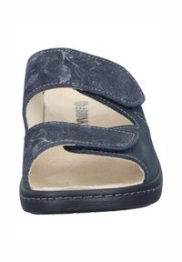 Siniset mokkaiset liukusandaalit tarrakiinnityksillä, avoimilla varpailla, teksturoidulla päällisellä ja mukavalla beigenvärisellä sisäpohjalla. Musta kumipohja.