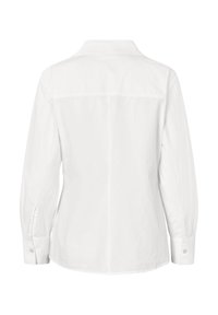 Camisa blanca con cuello clásico, mangas largas y puños abotonados. Tejido de algodón suave, con un diseño de yugo plano en la parte posterior.