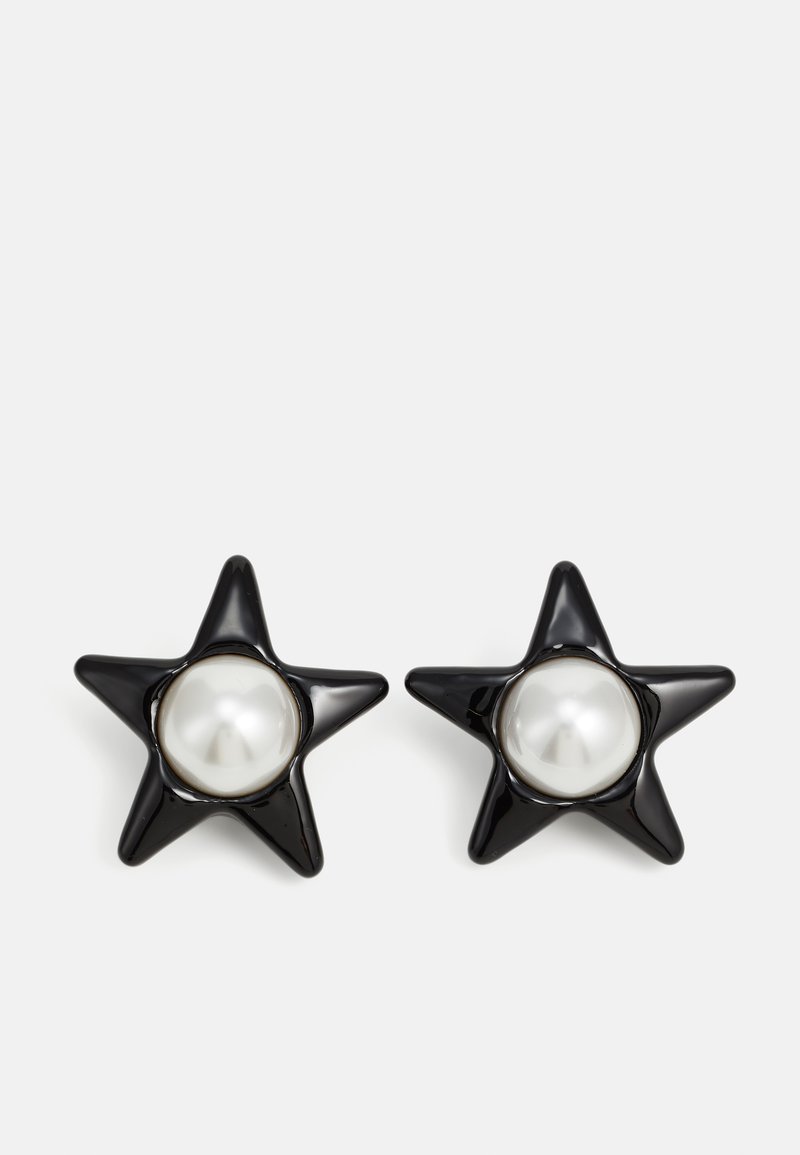 Orecchini a forma di stella in plastica nera lucida con un grande centro di perlina bianca, caratterizzati da una superficie liscia e punte distintive.