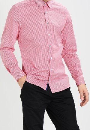 Rood en wit geblokt overhemd met knoopsluiting, een kraag en lange mouwen, gemaakt van lichtgewicht stof. Gepaard met zwarte broek.