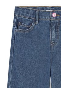 Donkerblauwe denim jeans met een gladde textuur, vijf zakken, oranje stiksels en een roze metalen knoop bij de taille.