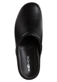Sorte læderslippers med en glat finish, rund tå og polstret inderside. Har et logo trykt på siden. Minimalistisk design.
