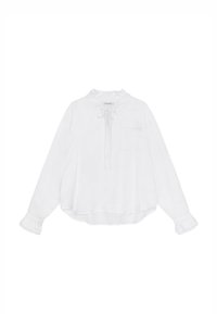 Hvit bluse med lange ermer, volangdetaljer på halslinningen og mansjettene, knyttelukking med knapper og en enkelt brystlomme. Glatt stofftekstur.