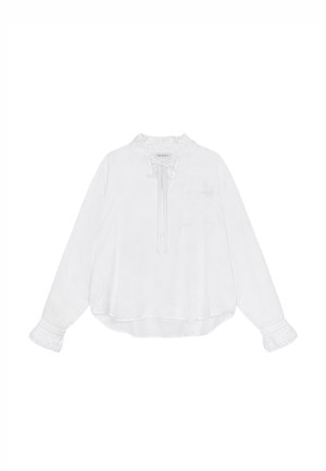 Weiße Langarmbluse mit gerafftem Ausschnitt und Manschetten, mit Knopfbinderverschluss und einer einzelnen Brusttasche. Glatte Stoffstruktur.