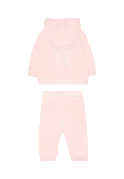 Set di felpa e pantaloni per neonato di colore rosa chiaro con grafica di un elefante e testo "Parigi" sul retro della felpa, polsini a coste sulle maniche e sulle gambe dei pantaloni.