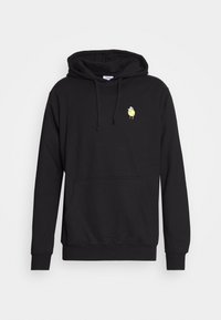 Felpa nera con cappuccio realizzata in cotone. Presenta una tasca frontale e una piccola grafica gialla sul petto. Vestibilità standard, polsini a costine.