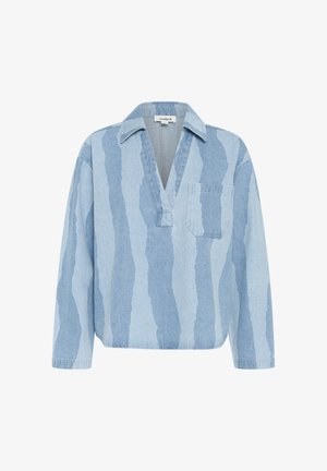 Cămașă pullover din denim bleu deschis, cu decolteu în V, mâneci lungi, dungi orizontale și un buzunar pe piept. Textură moale și croială relaxată.