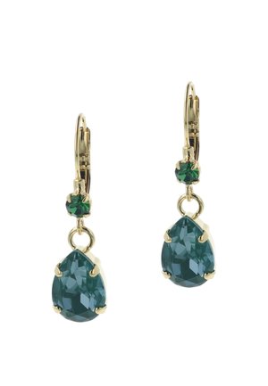 Oorbellen in goudtint met een hangende druppelvorm, voorzien van een grote groene edelsteen en een kleinere groene accentsteen erboven.