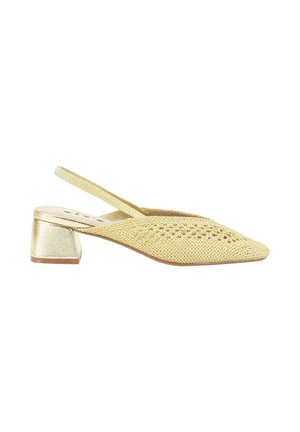 Zapato tipo slingback de tela dorada con punta afilada y tacón bajo, que presenta un acabado texturizado y una correa estrecha.