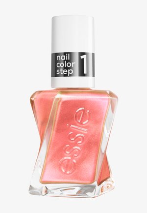 Flacon de vernis à ongles Essie de couleur corail scintillante, avec un design unique en verre carré torsadé et un capuchon blanc portant l'inscription "nail color step 1".