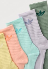 Penki gofruoti kojinių poros kremine geltona, persikine, mėtinės žalumos, levandų ir šalavijų žalia spalvomis su atitinkančiais Adidas trefoil logotipais.
