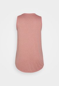 Camiseta deportiva sin mangas en coral claro, hecha de tela transpirable, con dobladillo redondeado y textura suave.