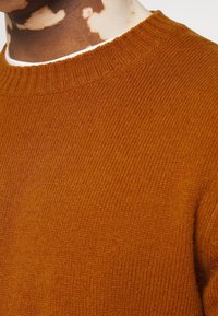 Samsøe Samsøe SYLLI CREW NECK - Camisola - caramel cafe