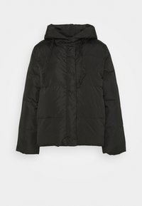 Svart puffjacka med huva, med quiltat mönster, dragsko vid halsen och något kortad passform. Tillverkad av ett smidigt material.