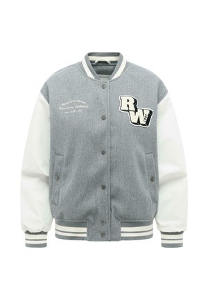 Szara i biała kurtka varsity z pasiastymi mankietami i kołnierzem, zatrzaskami, dwoma kieszeniami oraz naszywką "RW 1997" na piersi.