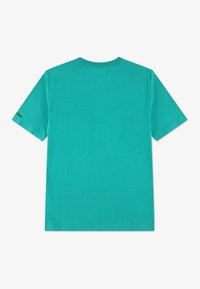 Τυρκουάζ βαμβακερό t-shirt με κοντά μανίκια, στρογγυλεμένο λαιμό και μικρό λογότυπο στο αριστερό μανίκι. Λείο ύφασμα, καθημερινός σχεδιασμός.