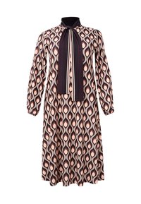 Langärmliges Kleid mit pinkem und schwarzem Tröpfchenmuster, hohem Kragen und einem schwarz gestreiften Schal, der am Kragen gebunden ist.