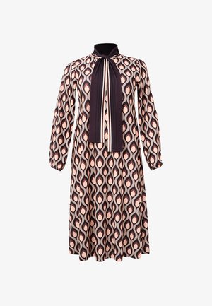 Robe à manches longues avec un motif en gouttes d'eau roses et noires, col montant, et écharpe rayée noire nouée au col.