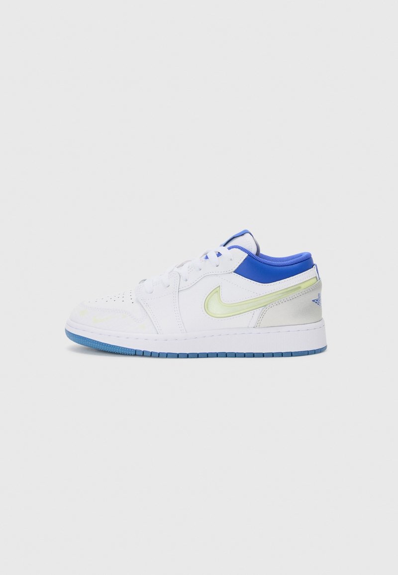Baskets basses blanches avec des accents bleus, un logo Nike vert clair et une semelle bleue sur un fond gris uni.
