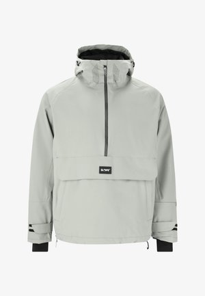 Veste à capuche gris clair avec un design à demi-fermeture éclair, poche frontale à rabat et accents noirs contrastants sur les manches. Tissu respirant avec perforations.