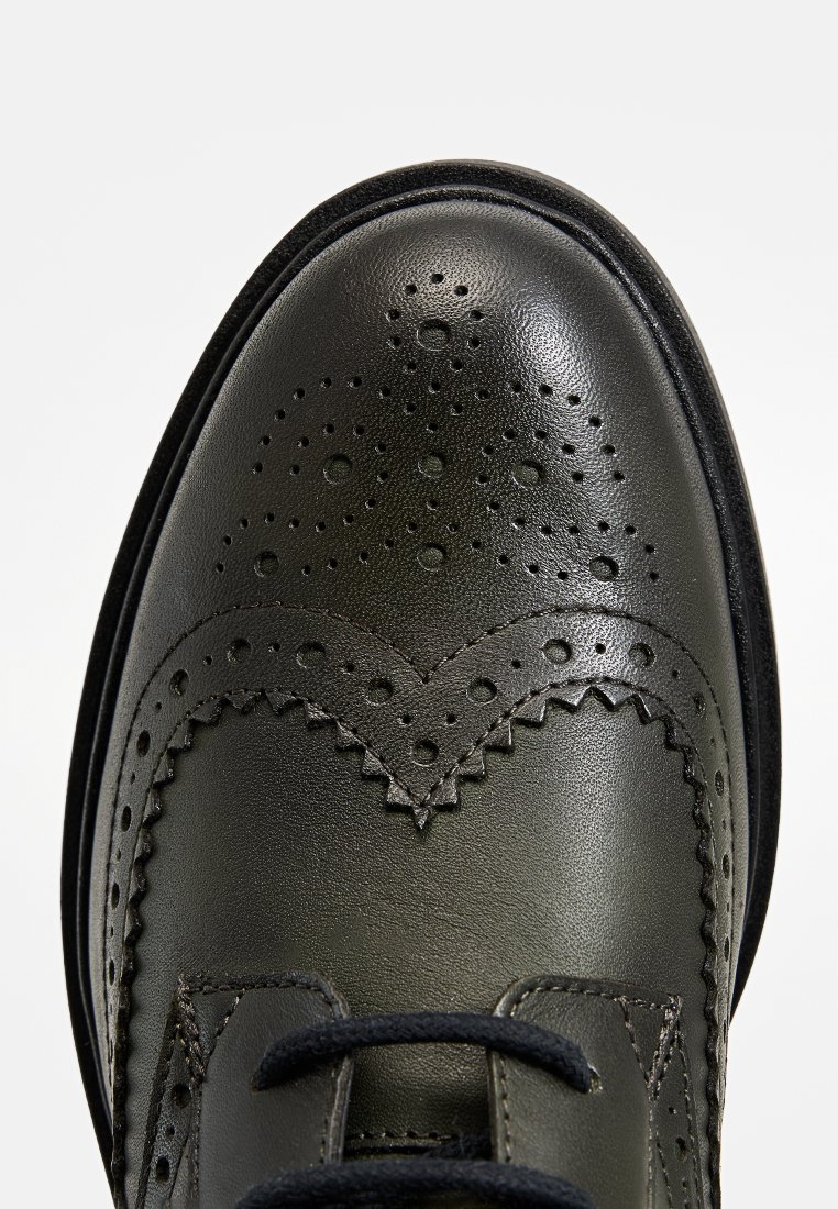 Ciemnozielone skórzane buty z perforowanymi detalami i wzorem brogue. Charakteryzują się zaokrąglonym czubkiem i niebieskim sznurowadłem. Gładka tekstura i polerowane wykończenie.