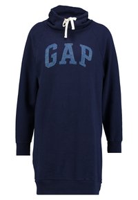 Vestido sudadera azul marino con cuello alto, que cuenta con cordones blancos y un logotipo brillante de "GAP" en letras grandes en el frente.