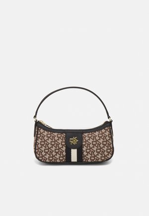 Brun DKNY monogram håndtaske med sort lædertrim, enkelt rem, guldfarvet logoemblem og central beige og sort lodret stribedetalje.