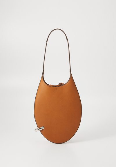 Sac à main en cuir brun de forme ovale, avec une poignée unique et des détails en métal argenté. Texture lisse avec un design minimaliste.