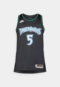 Camisola de basquetebol preta com "TIMBERWOLVES" em azul e branco e o número "5". Textura em malha, detalhes verdes nos ombros, etiqueta do logo da NBA na bainha.