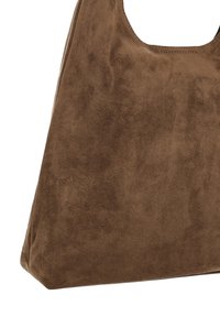 Braune Wildleder-Handtasche mit minimalistischen Design, die eine weiche Textur und einen abgerundeten, offenen oberen Rand aufweist. Keine sichtbaren Beschläge oder Muster.