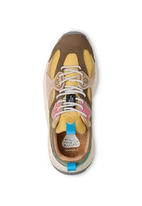 Sneaker multicolore con pannelli in suede marrone, giallo e rosa. Presenta lacci bianchi, un tallone blu e una soletta testurizzata per una maggiore aderenza.