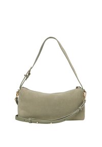 Grüne Wildlederhandtasche mit geschwungener Form, ausgestattet mit einem Verschluss aus goldfarbenem Metall und einem abnehmbaren Schultergurt. Glatte Textur, minimales Design.