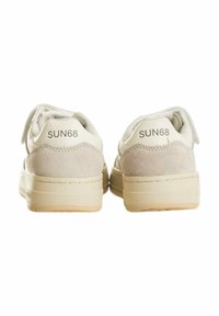 Sneakers bianchi e beige con dettagli in suede, punta arrotondata, suola spessa e branding "SUN68" sul tallone; lacci legati sul retro.