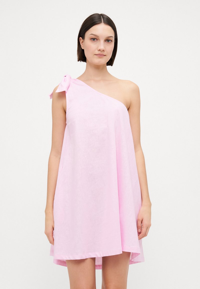 Vestido de lino rosa de un solo hombro con detalle de lazo en el hombro, forma fluida en A y un acabado ligeramente texturizado.