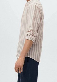 Gestreepte shirt met lange mouwen in lichtbeige en witte stof, met een staande kraag, opgerolde manchetten en een open zoom.