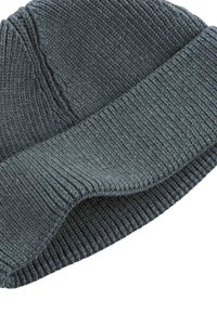 Gestrickte Mütze in Dunkelgrau, mit einer weichen, gerippten Textur und einem umgeschlagenen Bündchen. Das Material ist wahrscheinlich Acryl oder Wolle.