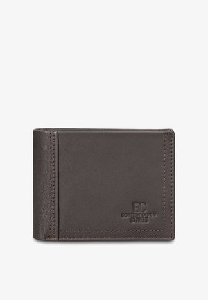 Bruine leren portemonnee met gestikte randen, een slank profiel en gegraveerde branding aan de voorkant. Glad textuur, minimalistisch ontwerp.