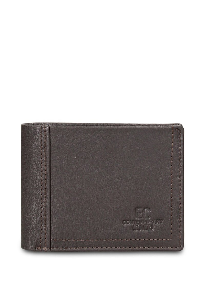 Bruine leren portemonnee met gestikte randen, een slank profiel en gegraveerde branding aan de voorkant. Glad textuur, minimalistisch ontwerp.