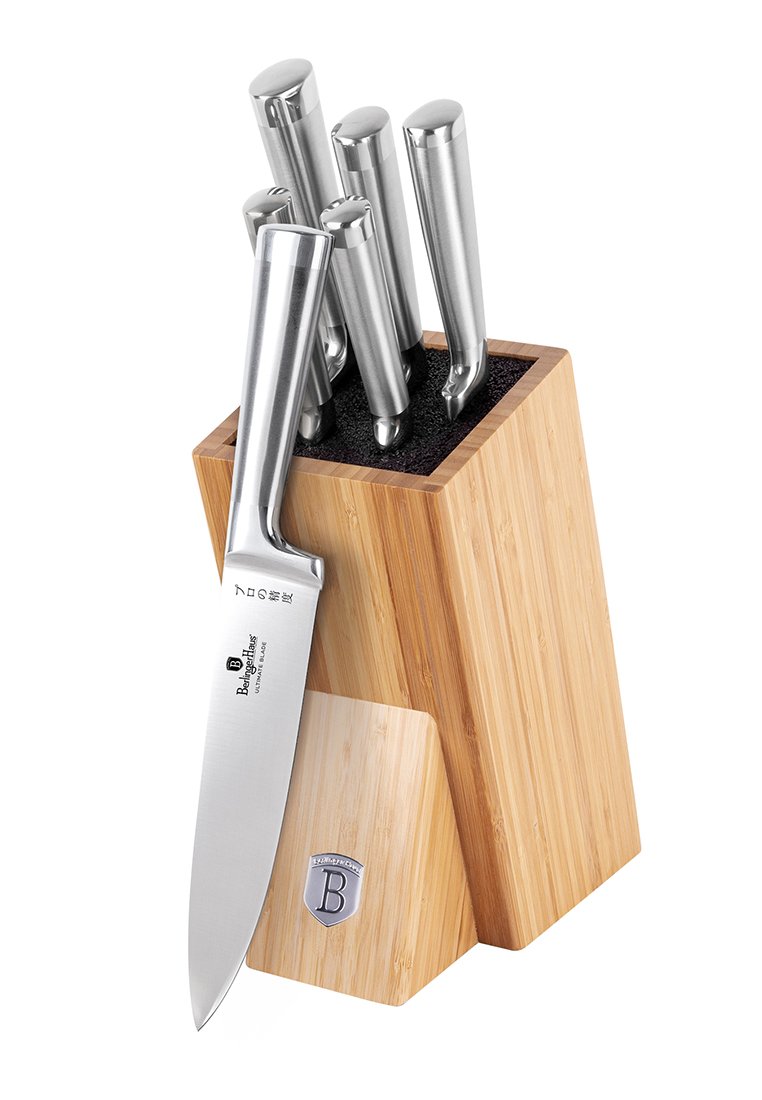 Zestaw noży ze stali nierdzewnej z blokiem bambusowym. Noże mają srebrne uchwyty, a blok ma czarne wnętrze i logo tarczy.