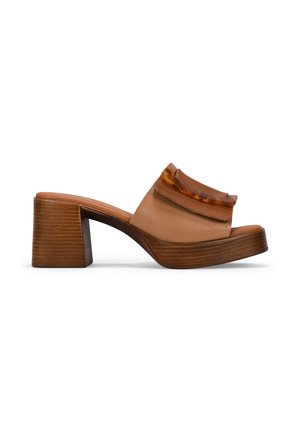 Sandalia mule de tacón cuadrado marrón con parte superior de cuero color bronce y detalle de acento en carey brillante. Presenta un tacón de madera texturizada.