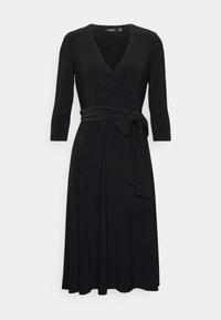 Černé zavinovací šaty s hlubokým V-výstřihem, tříčtvrtečními rukávy a opaskem v pase. Vyrobeno z hladkého, elastického materiálu. Rozšířená sukně.