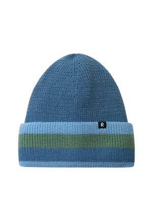 Bonnet en tricot bleu, avec un revers et des rayures horizontales en bleu clair, bleu foncé et vert ; étiquette avec logo 'R'.