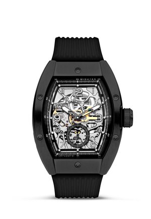 Schwarze rechteckige mechanische Armbanduhr mit sichtbaren Zahnrädern, weißen Ziffern und kleinem Sekundenunterzifferblatt bei 6 Uhr, mit schwarzem Armband.