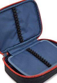 Kieszonkowe etui na zamek błyskawiczny o czarnej powierzchni i pomarańczowym obszyciu. Wnętrze ma niebieską podszewkę z elastycznymi paskami do mocowania przedmiotów. Płaski design.