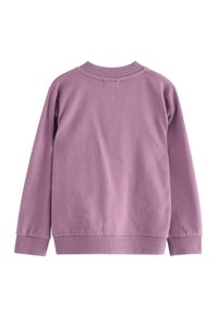 Lilla langærmet crewneck sweatshirt med ribbede ærmekanter og kant, vist fra ryggen på en hvid baggrund.