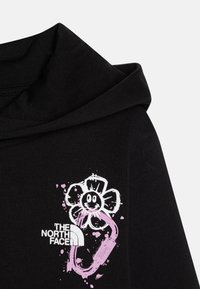 Sweatshirt noir avec capuche, présentant un graphisme de fleur blanche et rose ainsi qu'un design de mousqueton. Le logo The North Face est brodé en blanc.